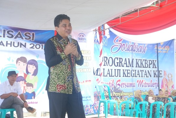 Anggota DPR RI Komisi IX, H. Handayani,SKM,. MPH menyampaikan materi Sosialisasi KIE Kreatif di Desa Penyabungan Kecamatan Merlung Kabupaten Tanjab Barat, Jumat (3/11).